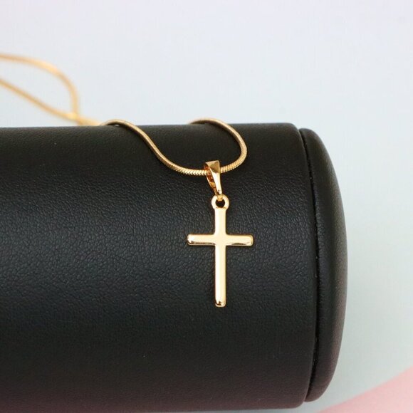 "Minimalist Rose Gold Cross Pendant in Smooth Finish, XPPT1834 - Picture 6 of 13